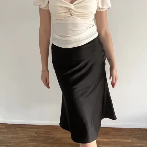 Svart Satinkjol - Svart satinkjol från Nakd i storlek 36.