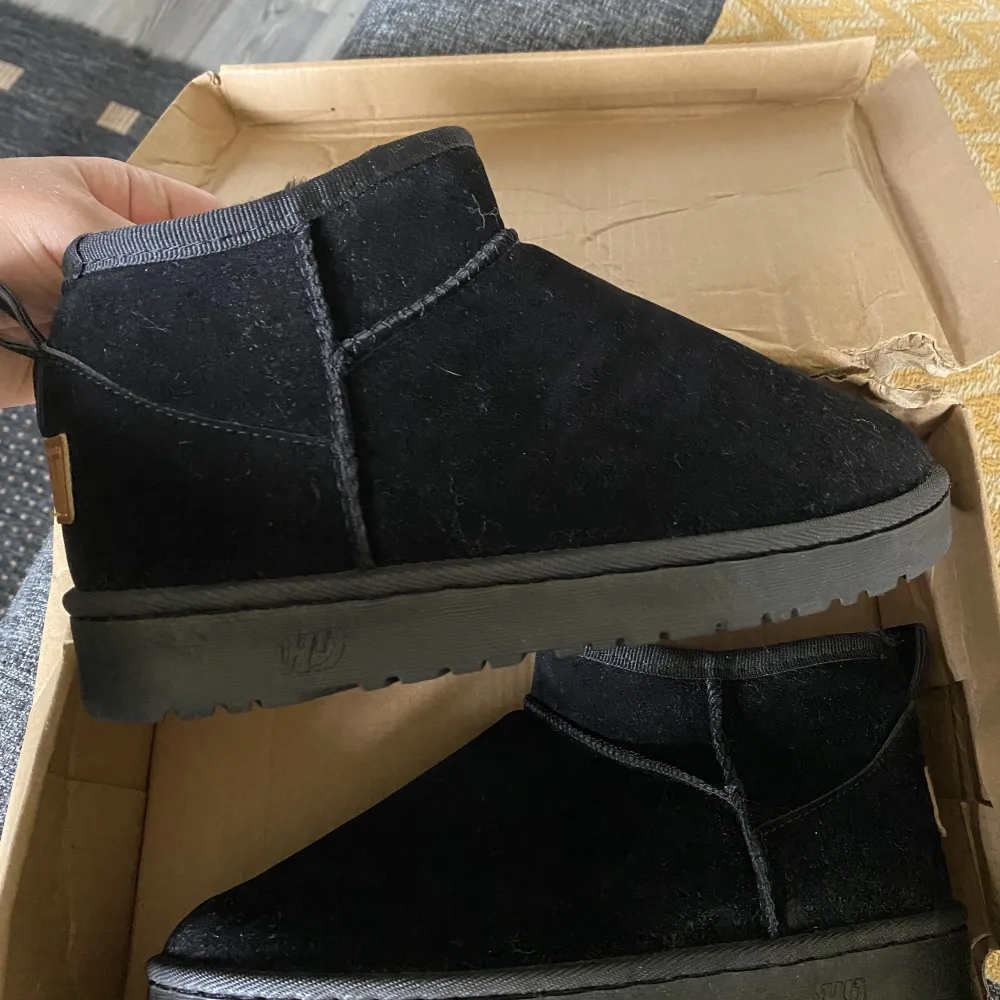 Pris kan diskuteras! Säljer nu ett par fake uggs, de är helt oanvända. Stolek 37 och inköpspris 1000kr. Dem är från oceane 350kr vid snabb affär!. Skor.