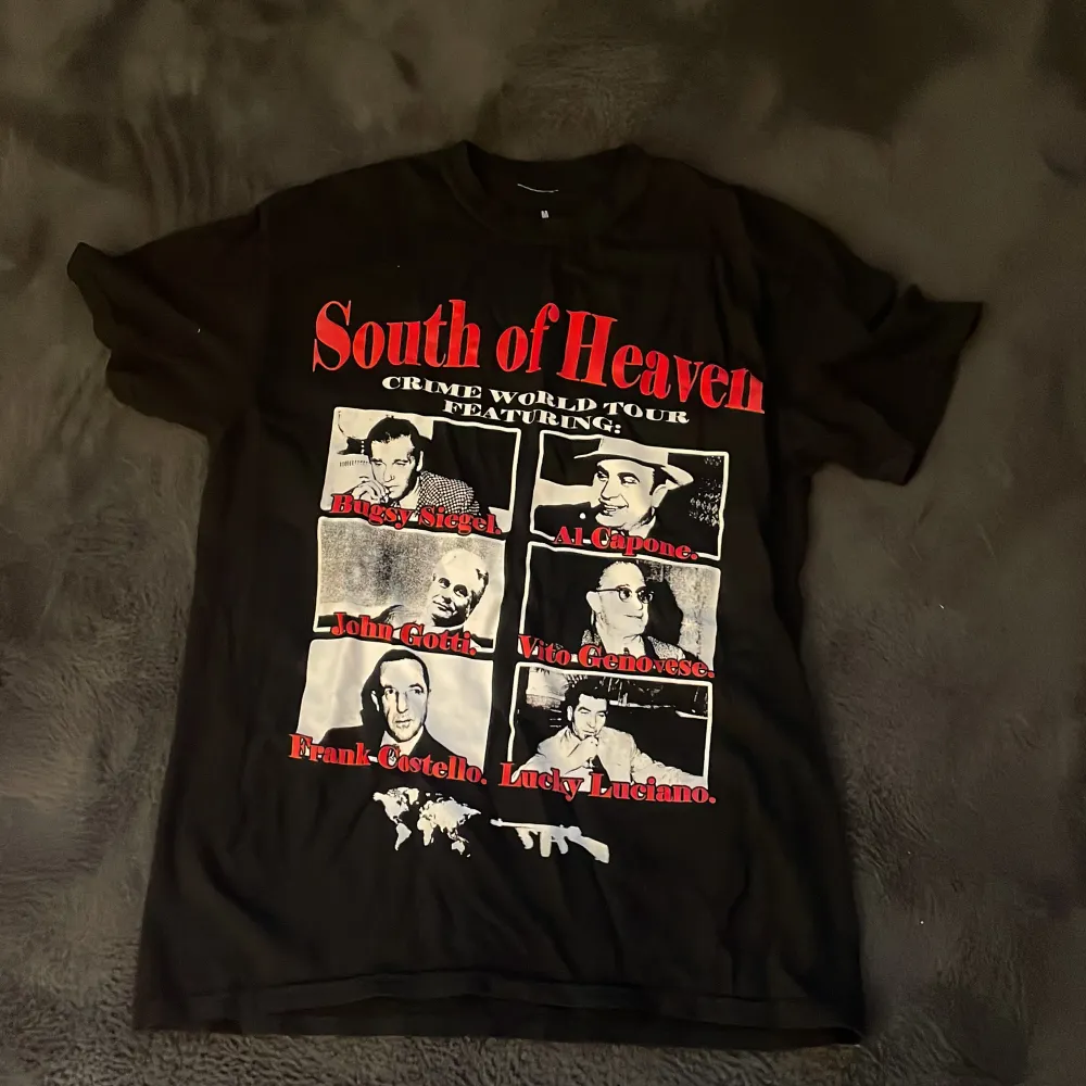 as snygg south of heaven tröja som är i nyskick! köptes för ca 600 om jag minns rätt plus tull & frakt! finns även inte att hitta längre🤩. T-shirts.