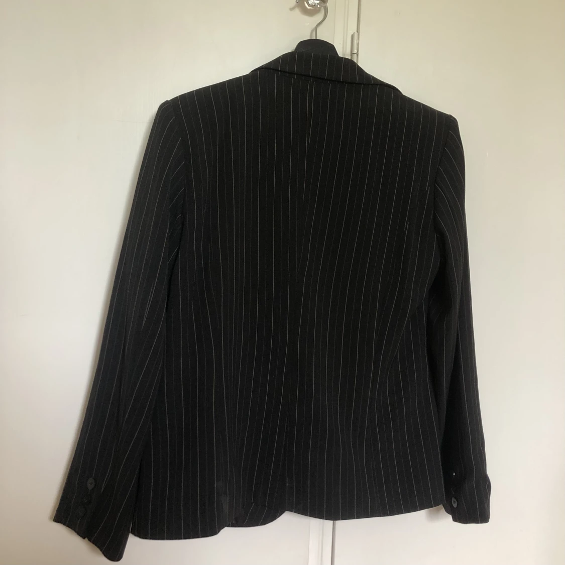 svart kavaj med vita ränder - 90