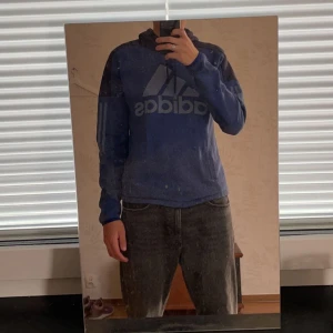 Marin blå adidas tröja  - Hej, säljer dena tröja i storlek S inga hål eller fläckar👍🏽