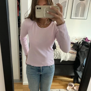 Tröja  - Fin ljusrosa basic tröja som passar till allt💕Säljer även jeansen på bilden 