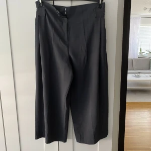 Mörkblåa vida byxor - Vida och snygga marinblåa byxor! Från H&M, storlek 36. Säljer eftersom de är korta på mig. Har endast använt dem ett få par gånger. Längden är dock perfekt för varma dagar, inte för långa! Som petite/160 blir de nog långa till anklarna. 