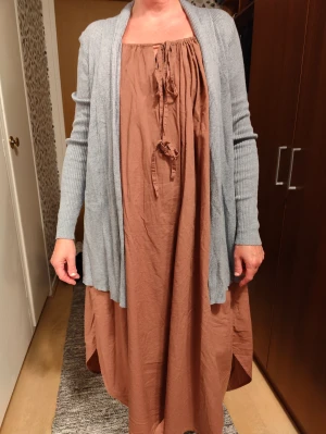 Kofta - Babyblå mjuk och mysig kofta från Cubus. Längd ca 73 cm. Krage som viks ned. Något noppig men i stort sett i mycket fint skick. 55 % viskos, 25 %bomull och 20 % nylon