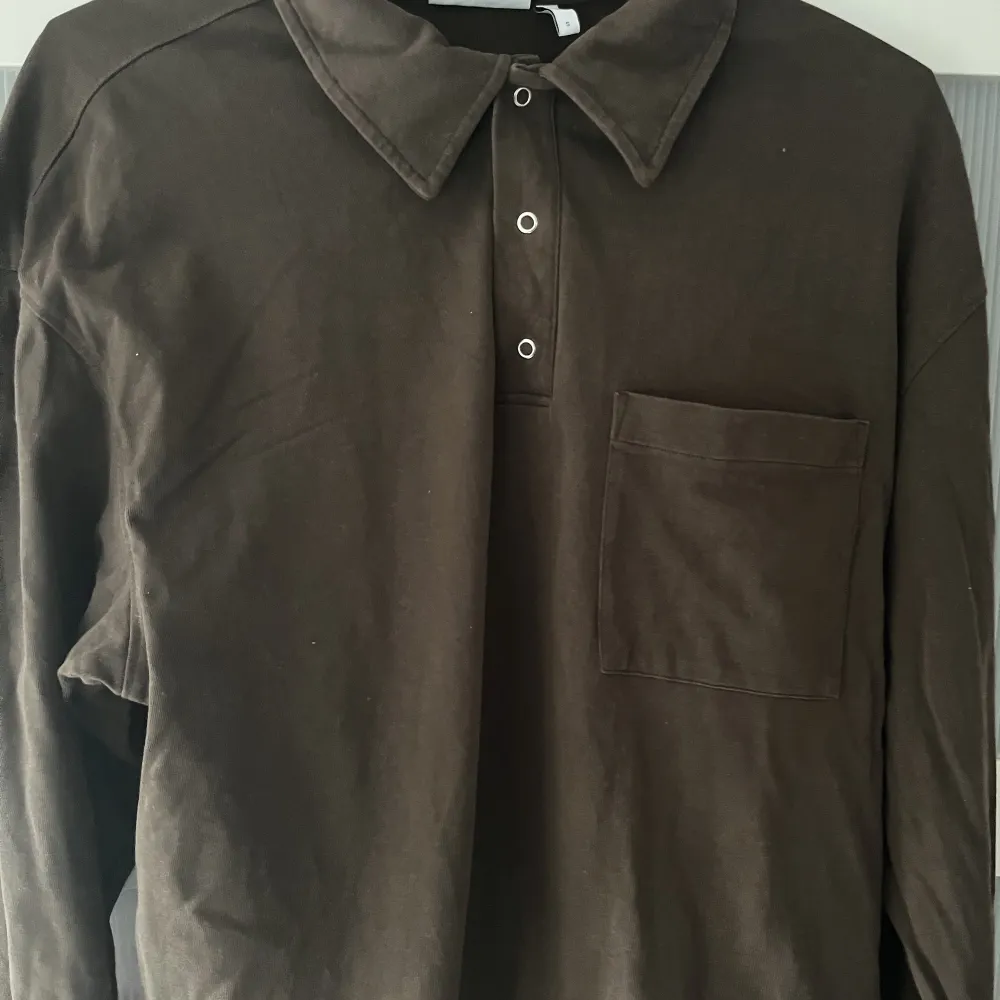 En brun tröja med krage och knappar från Weekday, knappt använd. . Tröjor & Koftor.