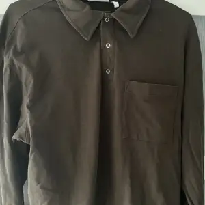 En brun tröja med krage och knappar från Weekday, knappt använd. 
