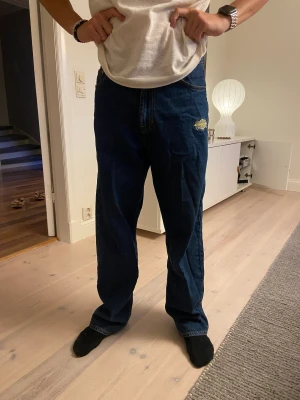 Sweet sktbs jeans  - Sweet sktbs jeans som är andvända ett fåtal gånger väldigt bra skick 102cm i längden och 39 cm i midjan 