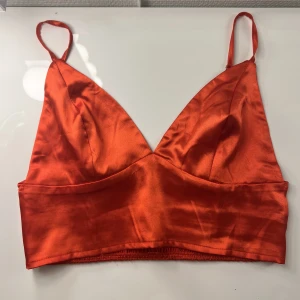 Röd sommartopp - Köpt på shein, men inte riktigt min stil och har inte kommit till användning💕