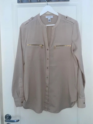Calvin klein  - En beige calvin klein blus i fint skick