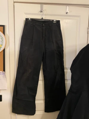 Hope chinos  - Riktigt sköna köpta för fullpris  Säljer för 400kr Storlek ser ni på bilden