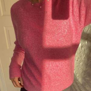 Rosa jättesnygg stickad tröja från VeroModa, aldrig använd då den tyvärr är lite för liten💘nypris 250🩷