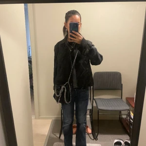 Uniqlo kort kappa - En kort ullkappa från uniqlo 💗slutsåld,kan byta mot arket kappa😇skriv för mer och bättre bilder☺️