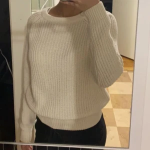 Stickad tröja  - En stickad tröja från lager 157, säljer för att den inte använts. Den är vit men ljuset får tröjan att se beige ut 