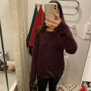Lurvig mysig tröja från H&M - Väldigt fin och skön lila/burgundy tröja från HM. Väldigt mysig då det är ett ”lurvigt” tyg. I fint skick, strl S.