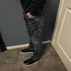 Replay anbass - Säljer nu mina Replay anbass i storlek 29. Jeansen är iprincip i nyskick och är knappt använda. Skick 9,5/10. Nypris 1600. Tveka inte på att höra av dig vid frågor eller funderingar 