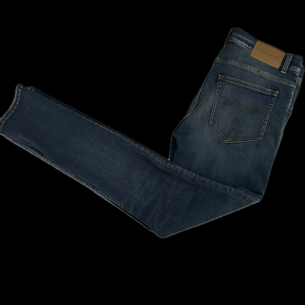 Säljer dessa skitsnygga slim Tiger of Sweden evolve jeans i storlek 32/34. Oanvända med tags kvar. Skick 10/10. Var inte rädd för att ställa frågor!! Nypris 1499. Jeans & Byxor.