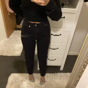 Jättefina svarta mom jeans från HM. Inte så mycket använda och i fint skick, storlek 34 men rymliga i storleken, och väldigt sköna o bekväma. Spegeln är smutsig därav lite fläckar på bilden! 