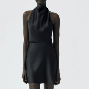 Zara klänning  - Säljer denna super fina halterneck  klänningen med öppen rygg🥰🥰 Aldrig använd och lappen kvar🤍