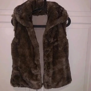Päls Väst - En fin päls väst som går att använda på två olika sätt genom att vända den ut och in! Nytt skick, aldrig använt💋 