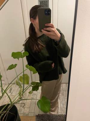 Från Zara knit, jättefin grön färg och väldigt tjock, skön tröja. Inte stickig!
