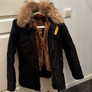 PARAJUMPER - Säljer denna parajumper i storlek S. Helt oanvänd!  Pris går att diskutera 🍂