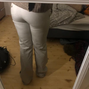 Randiga lågmidjade kostymbyxor  - Säljer mina superfina randiga kostymbyxor som frf är i nyskick! De är köpta från en marknad i Spanien men säljer pga för små i midjan🫶🏼🙈