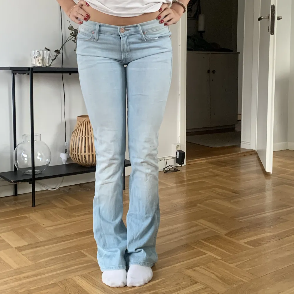 Lågmidjade bootcut jeans 💞Aldrig använda  Midjemått: 78 cm Innerbenslängd: 82 cm 💞. Jeans & Byxor.