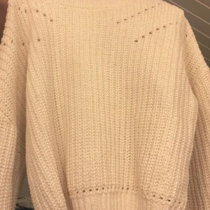Vit stickad tröja - Detta är en jättefin vit stickad tröja ifrån kappahl. Det är storlek 158-164. Jag älskar denna men har tyvärr vuxit ur den. 