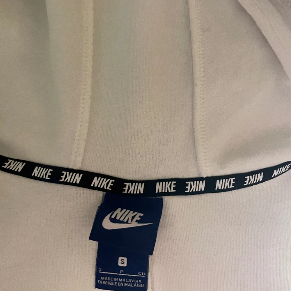 Nike hoodie i nyskick däljs då den tyvärr inte kommer till användning. Storlek S. Hoodies.