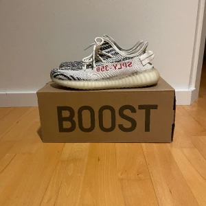 Yeezy 350 Zebra - Yezzy 350 Zebra. Storlek 41,3. Fint skick 9/10. Box medföljer.  1600kr