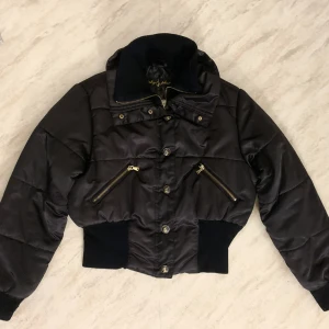 BABYPHAT jacka  - ༻¨*:·tvärrfet bomberjacka från märket babyphat! <3 i stolek L men passar även M bra! .*⭒⠁10/10 skick och croppad💋 använd gärna köp nu och skriv för mer bilder! ༺♡༻