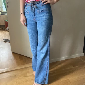 🍒JEANS🍒 - 🍒 DREAMY DENIM🍒Så snygga 70-talsjeans m hög midja o utsvängda ben. Stl.27 som motsvarar S. Midjemått 68cm. Trådarna har släppt lite på fållen längst ner på benet o på bakfickan, men det är inget man tänker på. Se sista bilden. Modellen är 172cm för ref.🍒