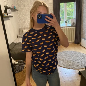 Biltematröja  - Mörkblå t-shirt med korv på💙🌭 Aldrig använd, prislappen är kvar.