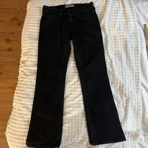 Svarta lågmidjade jeans  - Snygga vintage jeans!💕  Midjemått( rätt över): 34cm Inerbenslängd: 66cm Lårmått ( rätt över):22cm    Köp gärna via ”KÖP NU”💖 Skriv ifall ni har några frågor eller funderingar // perfectjeans🫶