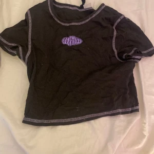 Svart tröja lila tryck - Oanvänd bra skick från h&m
