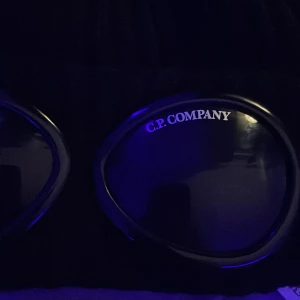 CP Company Mössa - säljer min cp company mössa i nyskick. Inte använd länge, passar inte i mössa därför ja säljer. men den är riktigt snygg fortfarande. pris kan diskuteras! Nypris ca. 1200