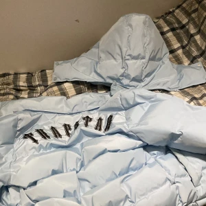 Trapstar jacka ljublå - Säljer nu min trapstar jacka för jag inte passar den längre storlek small nästan helt ny skicka tags sitter kvar trapstar påse finns äkta så klart