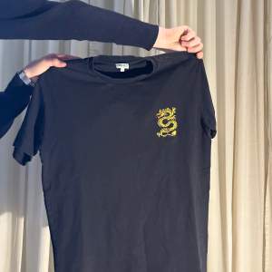 En snygg och lite tjockare t-shirt från märket kenzo. Knappt använd och köpt från room 1006.