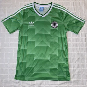 Retro tyskland jersey  - Vintage Tyskland jersey i strl. M.  Rudi Völler Bortaställ VM 1990