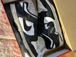 Nike panda dunks  - Säljer mina Nike dunk i bra skick eftersom jag inte använder dem längre. Köpt av restocks och är verifierade. Det är st 43 men passar också 42.