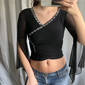 Långärmad - Svart långärmad med vida ärmar och paljetter. Står ingen märkes eller storlekslapp men passar S 🖤