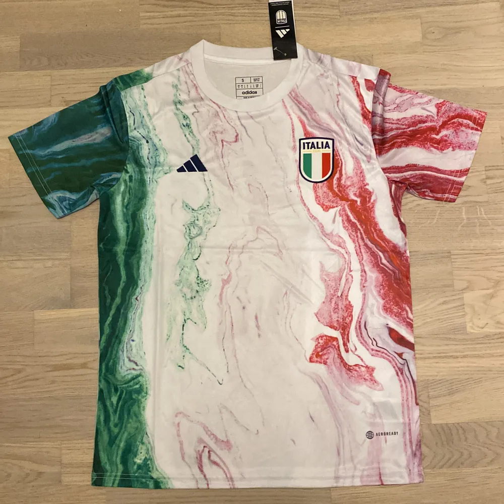 Italien pre match tröja aldrig använd. T-shirts.