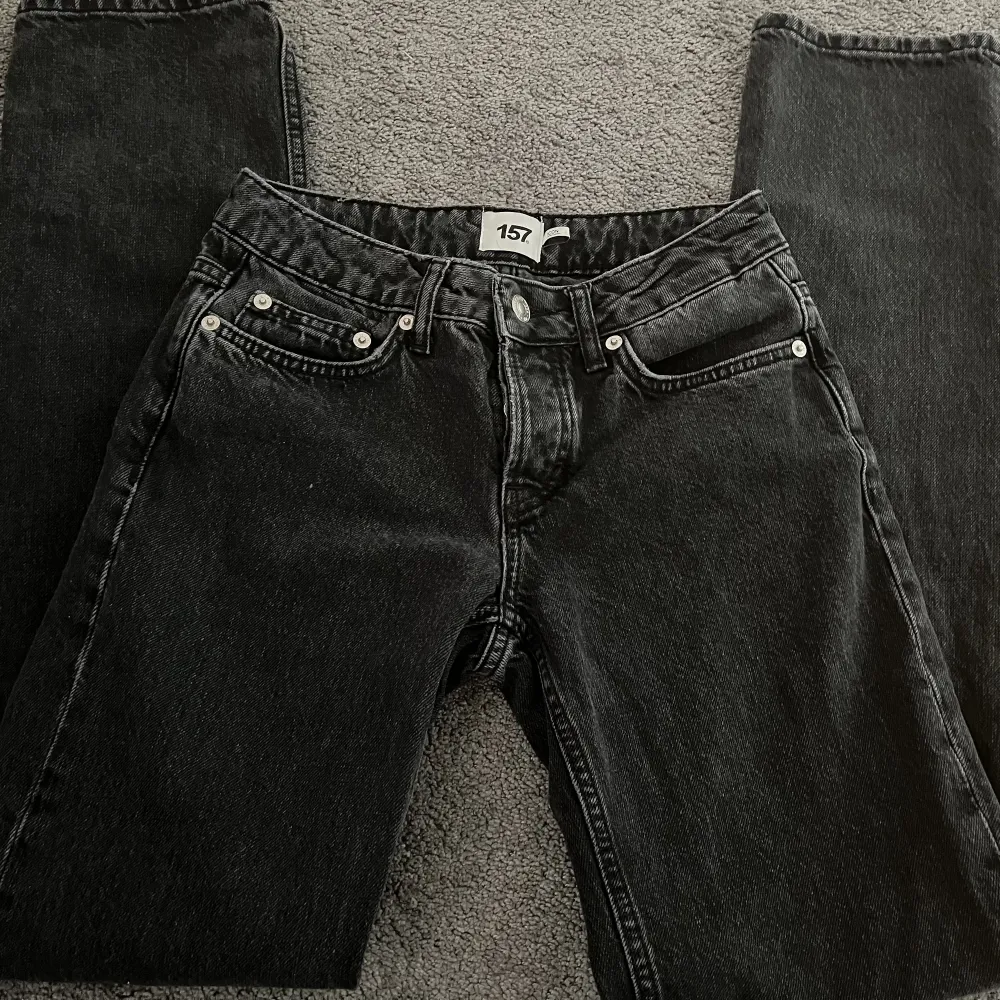 Snygga low waist straight jeans, används bara ett par gånger. Inget tecken på användning❤️ kan sänka pris❤️. Jeans & Byxor.