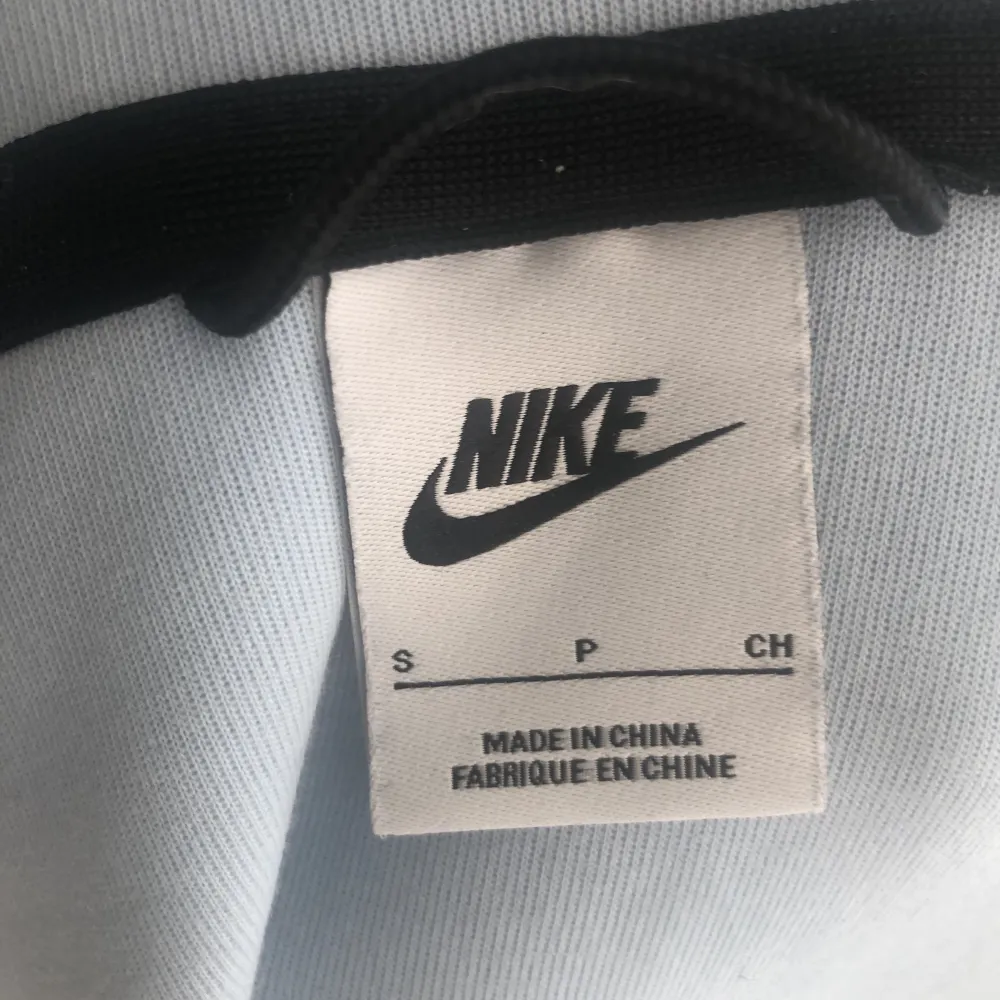Säljer denna Nike tech tröja då den aldrog kommer till användning och är i nyskick. Färgen ärlige himmelsblå och extremt snygg, köpt på jd sports. Tveka inte på att höra av dig då priset går att diskutera!. Hoodies.