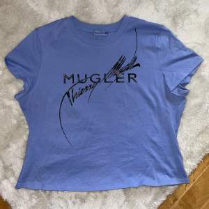 T-shirt/tröja från HMs kollektion med mugler! (Våren 2023) använd 1 gång. Det är en croppad tröja och har en figurnära passform. 