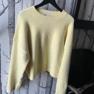 Jättefin gul stickad tröja från Zara som inte kommer till användning längre, storlek M!  True to size!