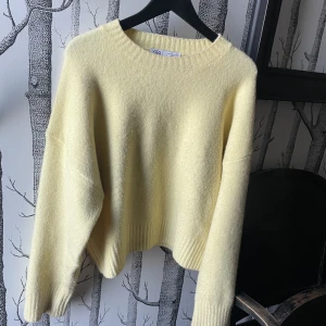Zara tröja - Jättefin gul stickad tröja från Zara som inte kommer till användning längre, storlek M!  True to size!