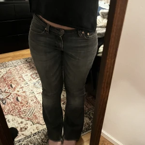 Jeans - Jeans från Levis som är rätt så använda men fortfarande sjukt snygga! Skulle säga att dom är i storlek 28/32 men skriv om ni vill ha exakta mått