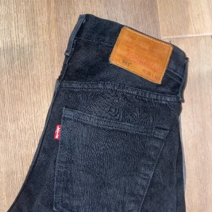 Levis 501 - Säljer nu mina Levis 501! Skick 9/10, hör av dig vid minsta lilla fundering. Priset är inte ristat i sten
