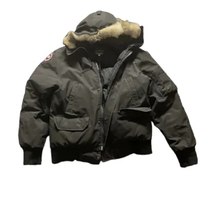 Canada goose jacka - Supersnygg canada goose jacka, fråga för fler bilder😸😸pris kan diskuteras vid snabb affär. liten defekt men som enkelt går att fixas